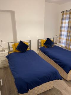 Neath, South Wales Getaway - 4 Bedroom Home -7 Guests - Free Parking - 1