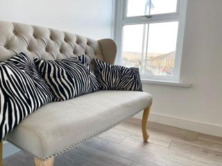 Neath, South Wales Getaway - 4 Bedroom Home -7 Guests - Free Parking - 2
