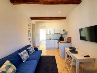 Freshly tastefully renovated apartments in heart of old Antibes - Antibes - 3