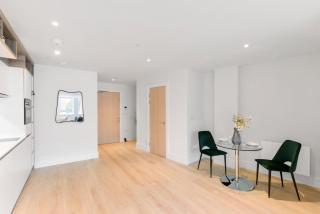 Stunning 1 Bed Studio Flat With FREE PARKING and FREE WIFI in Capella Court Purley - 4