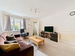 Pass the Keys Cosy 2BR Home in Walton - Walton-on-Thames - 1