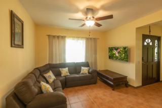 Three Bedroom Sunny Townhome - Coco - 9