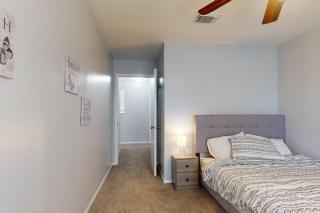 Entire 3/2.5 Lux Retreat Home in the heart of Houston few Miles from Major Houston attractions & Pets Friendly - Houston - 1