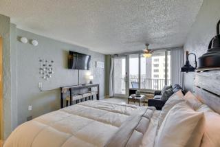Breezy Daytona Beach Studio with Balcony and Views! - Daytona Beach - 1