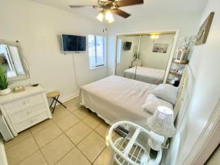 Venture Out 332 Lagoon Ln WITH 2 GOLF CARTS - Panama City Beach - 3