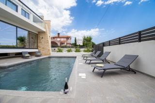 Villa Rosarol near Medulin for 8 people with private pool & only 800 m from sea - Ližnjan - 1