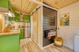 Couples Retreat: King Bed:Hot tub:Firepit & More - Blue Ridge - 4