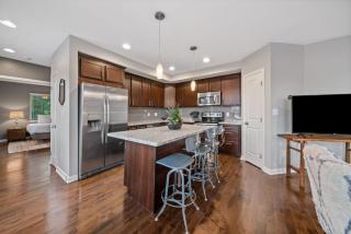 Classy 2BR Condo Near City Centre - OTR, UC, Zoo - Cincinnati - 4