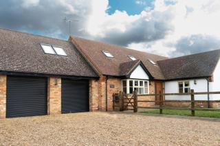 Superb 4BD Stay in Wyton and Houghton Village - Wyton - 0