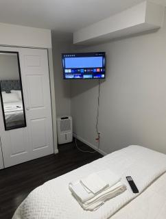Comfortable 3 Bed Basement Unit - 8