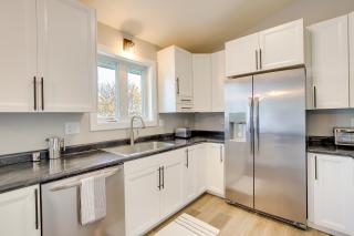 Bright Little Chute Condo with Deck and Yard! - 2