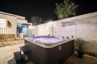 Casa Blanca la Villa Grande - Private SWIMMING POOL & GARDEN - JACUZZI XXL - BEACH 2,4km - AIRPORT 9 km - CENTER 0,8km - 7