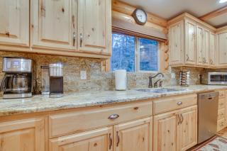 Family-Friendly McCall Cabin with Private Hot Tub! - McCall - 4