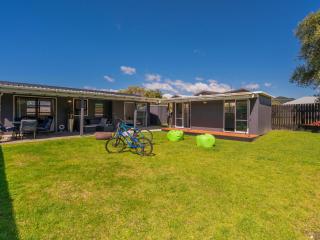 Walk to the Water - Whangamata Holiday Home - Whangamata - 0