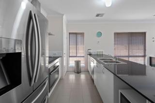 4 Comfy Spacious Family Home - Perth - 9