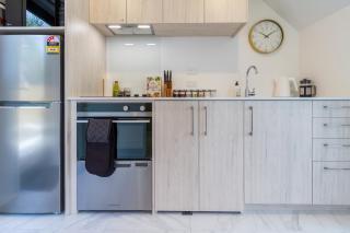 Modern, Convenient, Central: 1 bedroom loft - 3