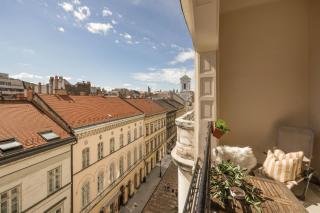 Skyline Serenity Retreat @Vaci Most Famous Street - Budapest - 7