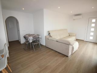 Apartamento moderno y renovado a 50m de la playa en Llançà, con 3 habitaciones y balcón - ES-228-68 - Llança - 3
