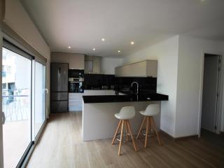 Apartamento moderno y renovado a 50m de la playa en Llançà, con 3 habitaciones y balcón - ES-228-68 - Llança - 2
