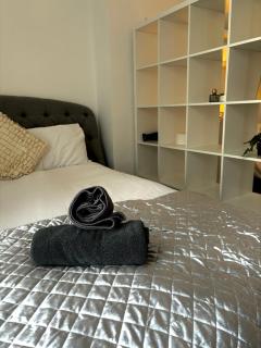 Santiago Suite 3 - A Stylish Southport Apartment - 6