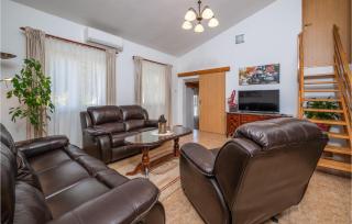 Awesome Home In Barban With Jacuzzi - 8