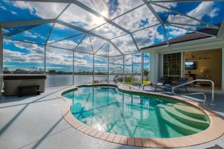 VILLA WATERFRONT - 3 BEDS - 3 BATHS - 6 GUESTS - LAKEVIEW & POOL/SPA - INCL. 10% OFF BOAT RENTAL - Cape Coral - 0