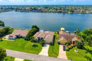 VILLA WATERFRONT - 3 BEDS - 3 BATHS - 6 GUESTS - LAKEVIEW & POOL/SPA - INCL. 10% OFF BOAT RENTAL - 6