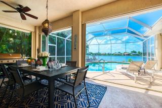 VILLA WATERFRONT - 3 BEDS - 3 BATHS - 6 GUESTS - LAKEVIEW & POOL/SPA - INCL. 10% OFF BOAT RENTAL - Cape Coral - 3
