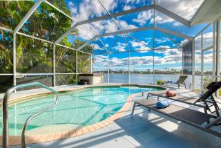 VILLA WATERFRONT - 3 BEDS - 3 BATHS - 6 GUESTS - LAKEVIEW & POOL/SPA - INCL. 10% OFF BOAT RENTAL - Cape Coral - 2