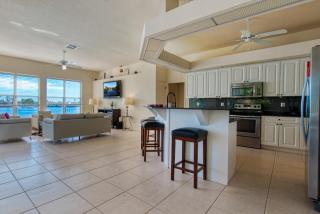 VILLA WATERFRONT - 3 BEDS - 3 BATHS - 6 GUESTS - LAKEVIEW & POOL/SPA - INCL. 10% OFF BOAT RENTAL - 1