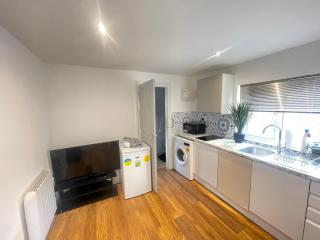 One Bedroom Annex with Private Entrance - Morden - 0