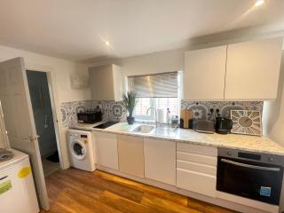 One Bedroom Annex with Private Entrance - Morden - 6