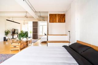 Mile End - Huge Bright & Modern Loft Suite - King Bed - Montreal - 6