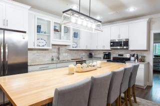 Lux Beatles themed beach home, 5 min WALK to Beach + Golf Cart, Dog Friendly! - Destin - 7