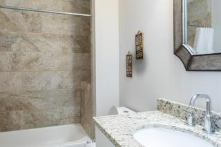 Lux Beatles themed beach home, 5 min WALK to Beach + Golf Cart, Dog Friendly! - Destin - 3