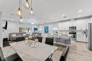Modern Pool Home w Putting Green - Largo - 6
