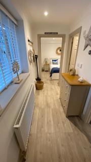 ABOVE PORTHMINSTER BEACH - "St James Rest" is a SUPER STYLISH PRIVATE APARTMENT - 2 mins walk Main Car Park & Station - 4