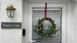 SMUGGLERS HIDE or SMUGGLERS CABIN - EITHER a 2 Bedroom FISHERMANS COTTAGE with Childs Bunk and HARBOUR VIEWS - OR a ground floor private small CABIN ROOM - 10 Metres To Sea Front - Book Both for a 3 Bed House - 2023 GLOBAL REFURBISHMENT AWARD WINNER - 2