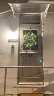 SMUGGLERS HIDE or SMUGGLERS CABIN - EITHER a 2 Bedroom FISHERMANS COTTAGE with Childs Bunk and HARBOUR VIEWS - OR a ground floor private small CABIN ROOM - 10 Metres To Sea Front - Book Both for a 3 Bed House - 2023 GLOBAL REFURBISHMENT AWARD WINNER - 6