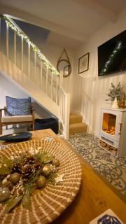 SMUGGLERS HIDE or SMUGGLERS CABIN - EITHER a 2 Bedroom FISHERMANS COTTAGE with Childs Bunk and HARBOUR VIEWS - OR a ground floor private small CABIN ROOM - 10 Metres To Sea Front - Book Both for a 3 Bed House - 2023 GLOBAL REFURBISHMENT AWARD WINNER - 5