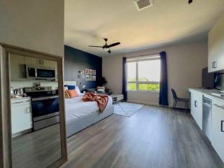 Navy Nights & Scenic Feels - Sleek Studio Stay - 2