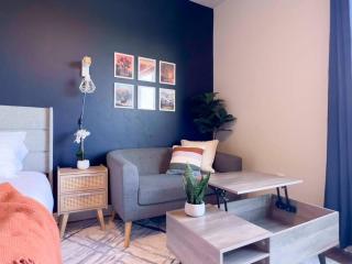 Navy Nights & Scenic Feels - Sleek Studio Stay - Boise - 1