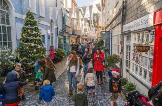 Nancie's Place - DARTMOUTH TOWN CENTER with PRIVATE PARKING - A Traditional Georgian PRIVATE DUPLEX APARTMENT - BEAUTIFULLY REFURBISHED - TWO BEDROOMS, BATHROOM, KITCHEN and LOUNGE DINER - 9