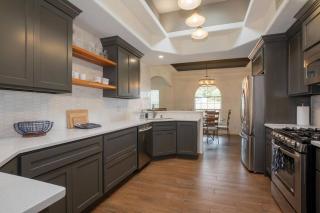 Amazing home with custom-built pool - 5