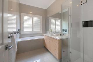 The Noosa Haven Luxe Waterfront Home - 3