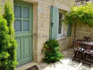 Charmante maison en pierre avec cour privée, équipements bébé, vélos, proche de la Charente - FR-1-653-91 - Coulonges - 0