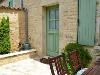 Charmante maison en pierre avec cour privée, équipements bébé, vélos, proche de la Charente - FR-1-653-91 - Coulonges - 7