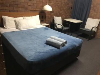 Golden West Motor Inn - Miles - 8