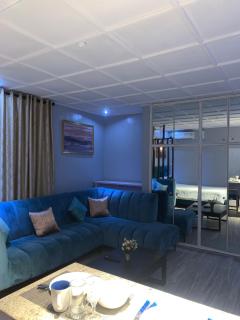 Teal Snug Open-Plan Studio Unit in Lekki Phase 1-Netflix, Wi-Fi, 24-7 Light, Washer, Kitchen - Lagos - 0