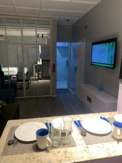 Teal Snug Open-Plan Studio Unit in Lekki Phase 1-Netflix, Wi-Fi, 24-7 Light, Washer, Kitchen - Lagos - 6